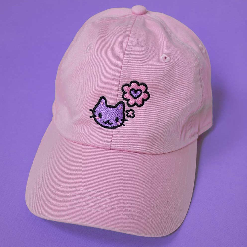 Casquette rose avec broderie d'un minou qui pense à l'amour