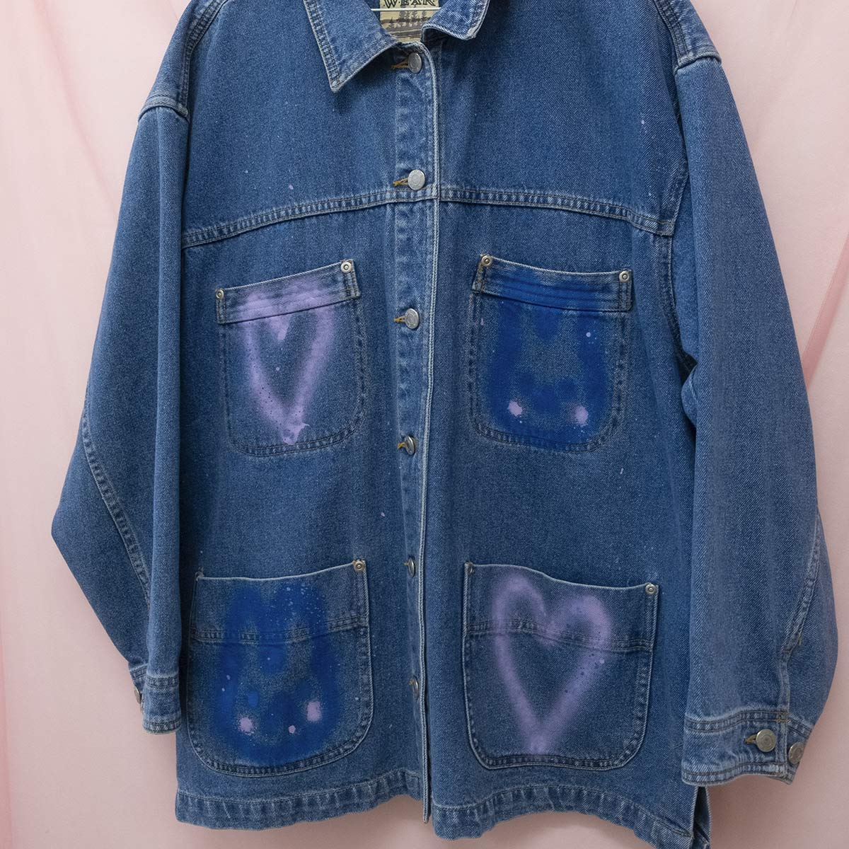 Veste en jeans upcyclée peinturée en aérosol — lapins & coeurs