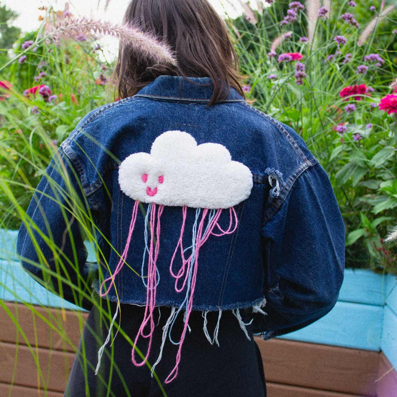 Veste en jeans upcyclée avec tapis "Nuage de pluie colorée"