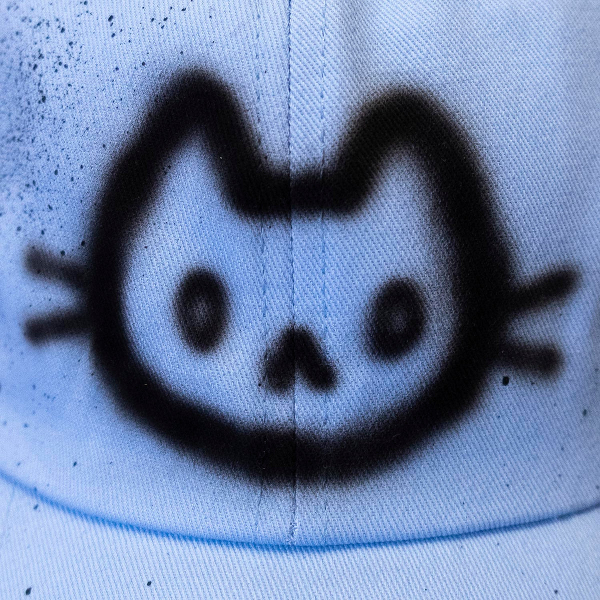 Casquette bleue pâle " Chat apeuré" unique