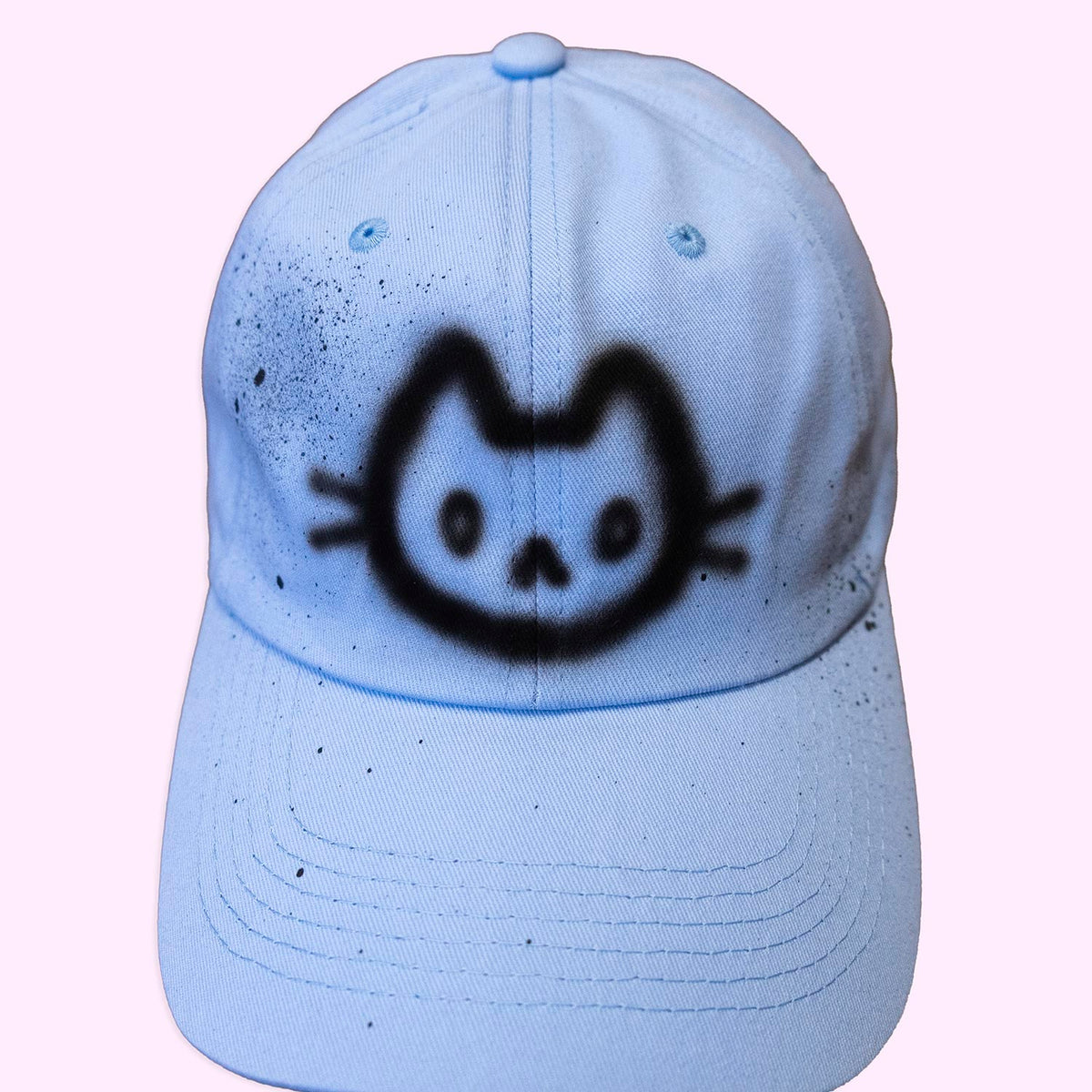 Casquette bleue pâle " Chat apeuré" unique