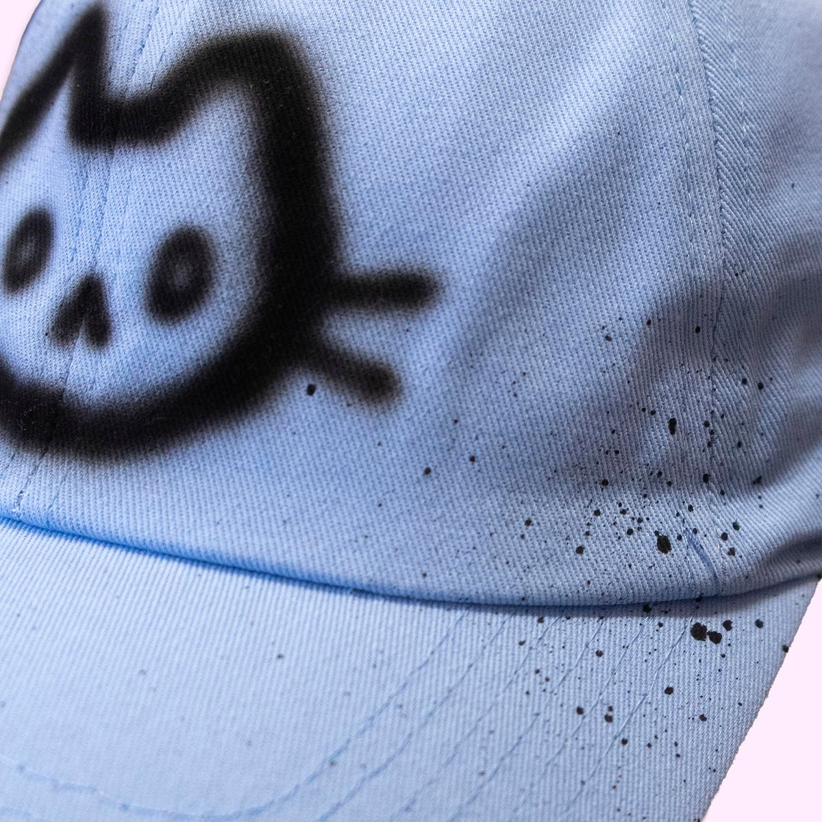 Casquette bleue pâle " Chat apeuré" unique