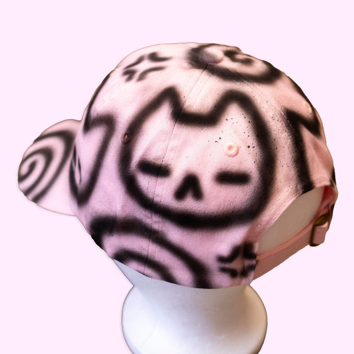 Casquette rose pâle "chats fâchés" unique