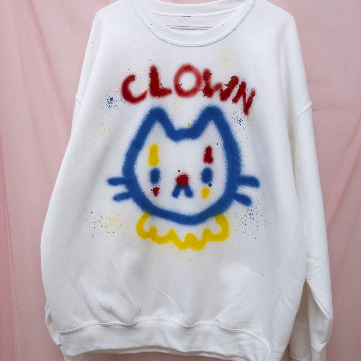 Ouaté chat clown peinturé en aérosol (XL)