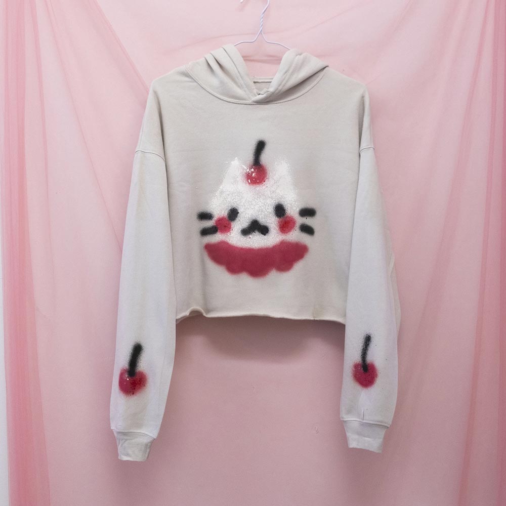 Chandail à capuchon coupé "Chat cerise" unique (M)