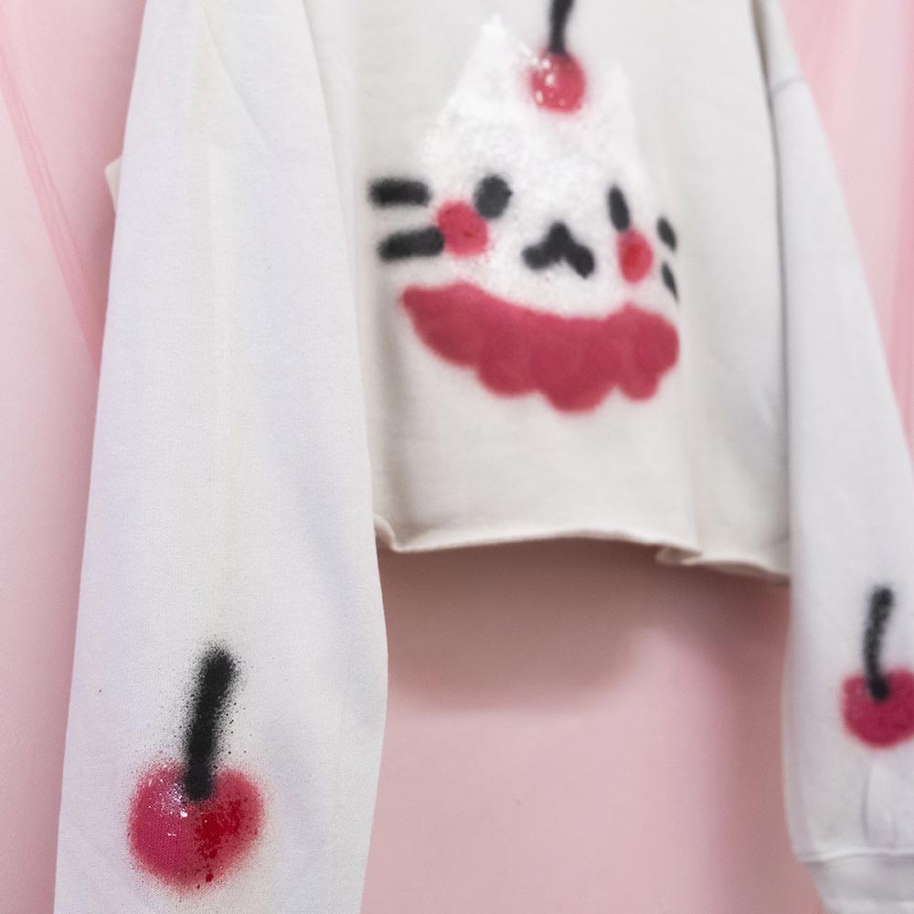 Chandail à capuchon coupé "Chat cerise" unique (M)