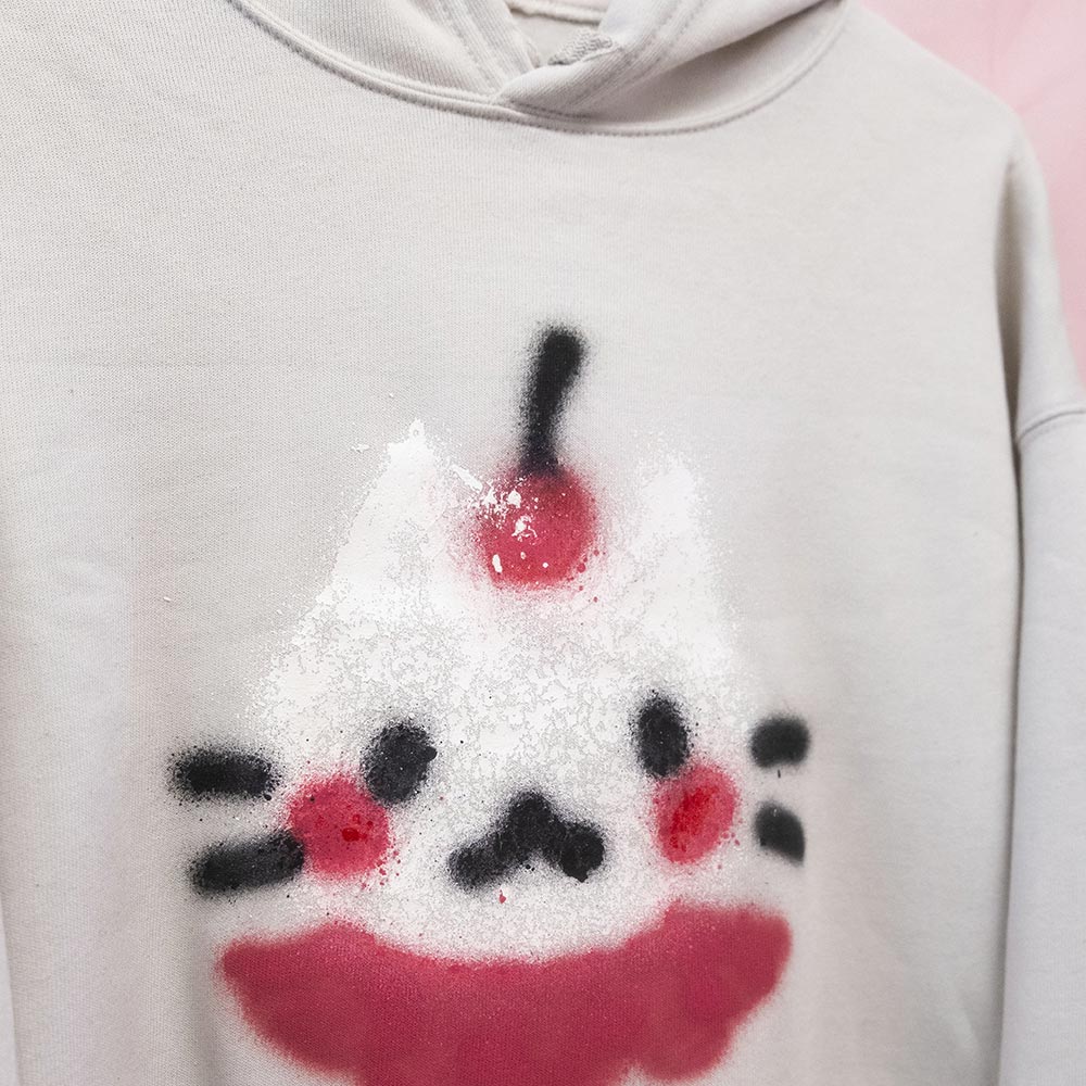 Chandail à capuchon coupé "Chat cerise" unique (M)