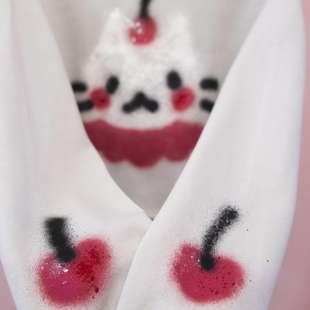 Chandail à capuchon coupé "Chat cerise" unique (M)