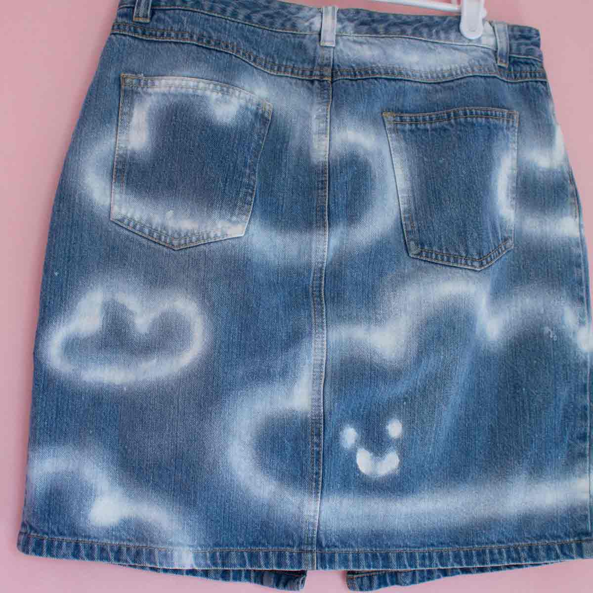 Jupe en jeans upcyclée peinturée en aérosol