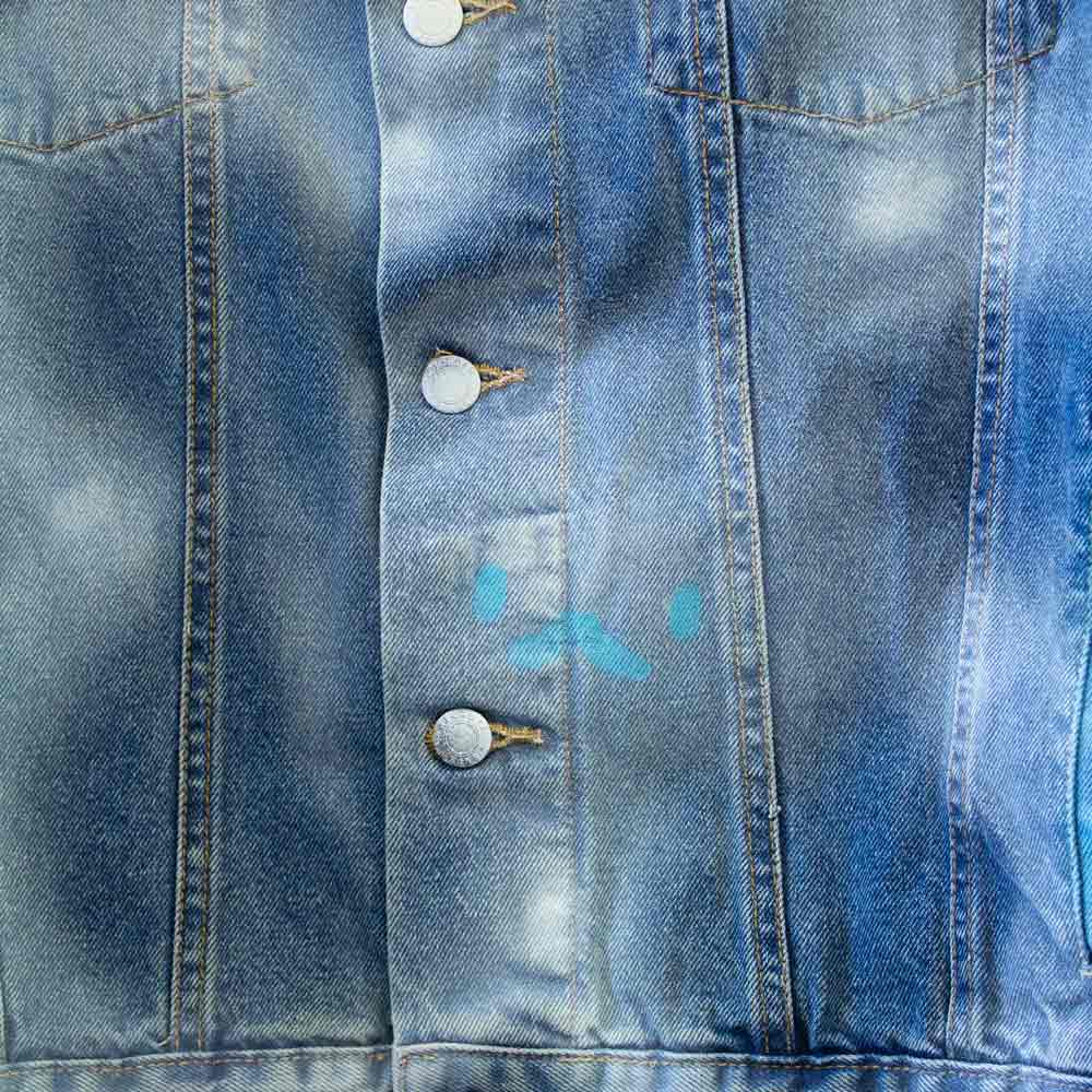 Veste en jeans upcyclée peinturée en aérosol — fleurs