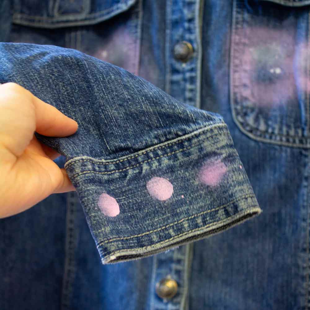 Veste en jeans upcyclée peinturée en aérosol — lapin aux boucles roses