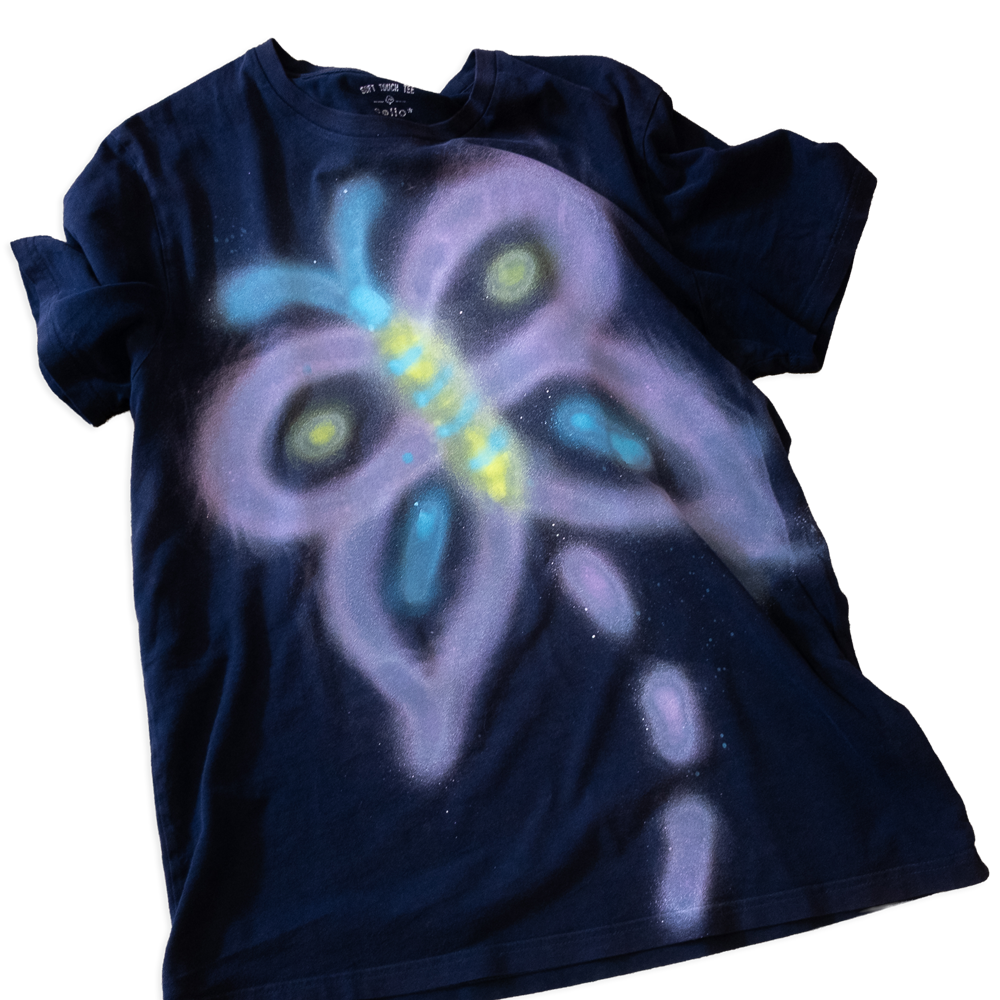 T-shirt upcyclé "Papillon néon" noir délavé
