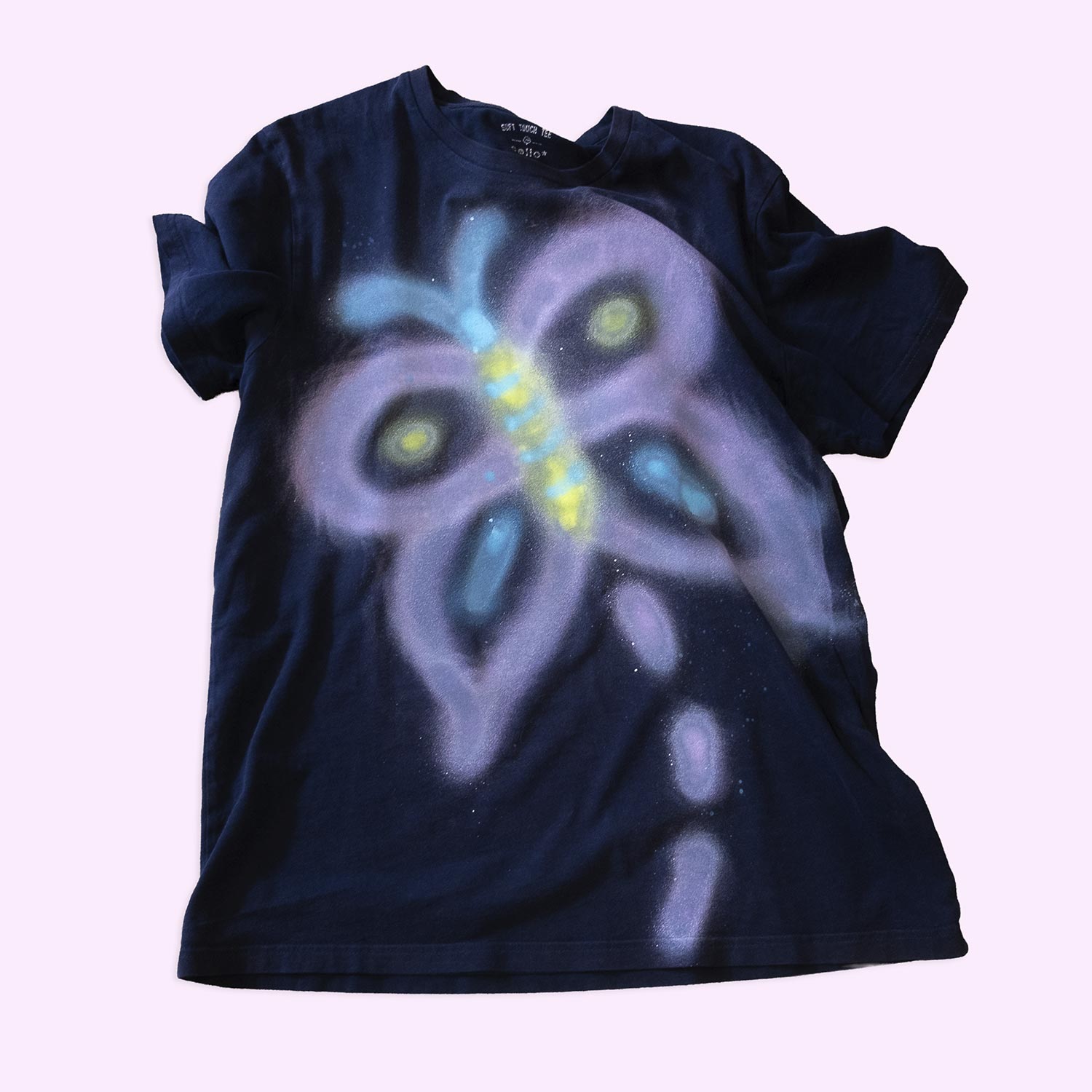 T-shirt upcyclé "Papillon néon" noir délavé