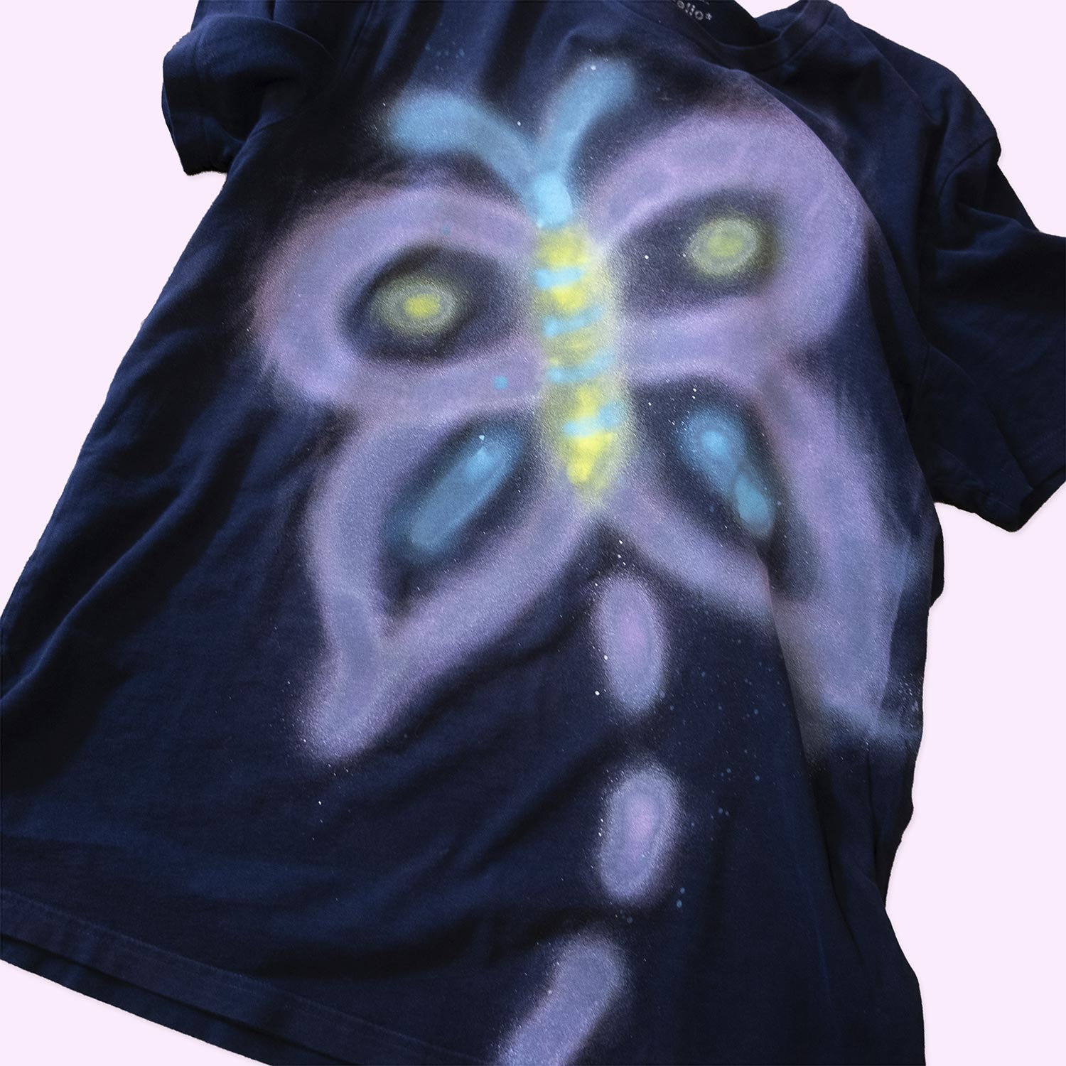 T-shirt upcyclé "Papillon néon" noir délavé