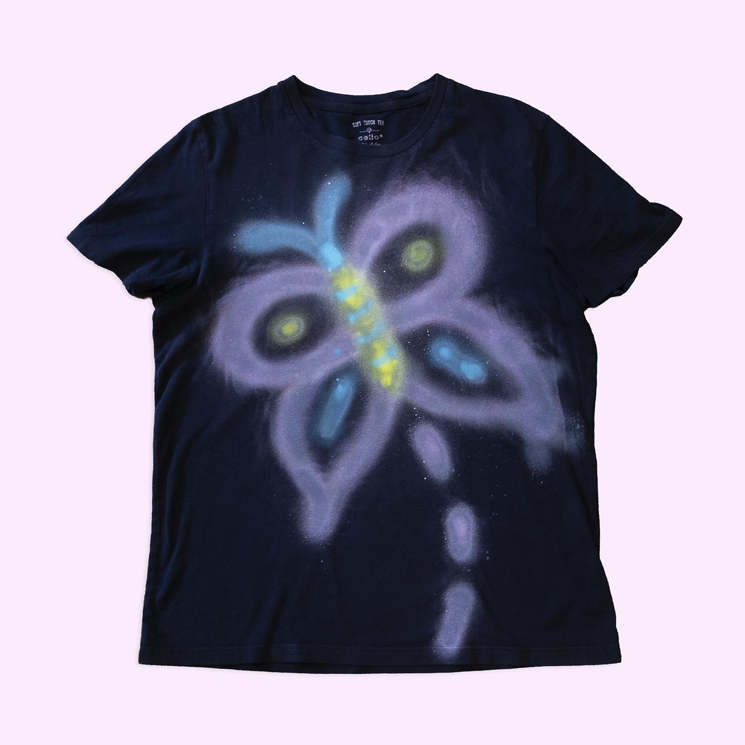 T-shirt upcyclé "Papillon néon" noir délavé