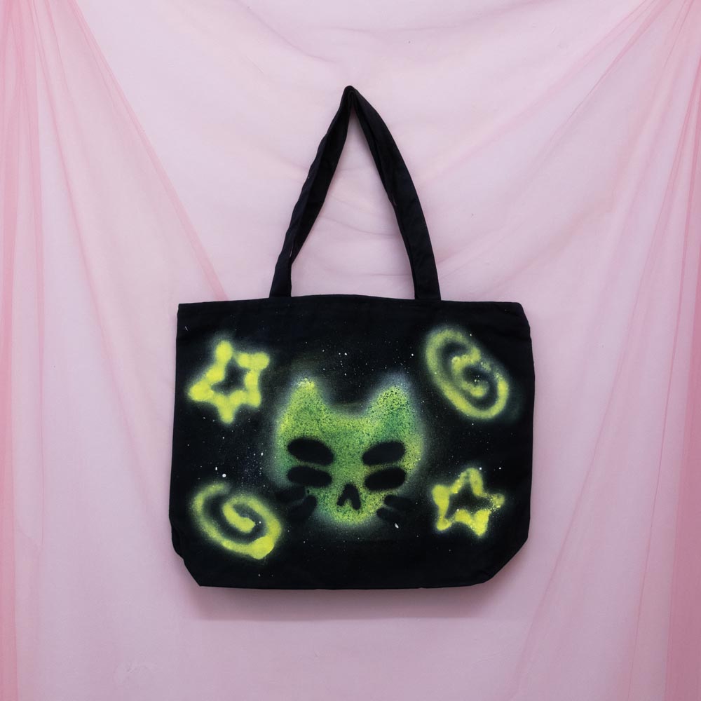 Spray painted "Alien cat" unique tote bag