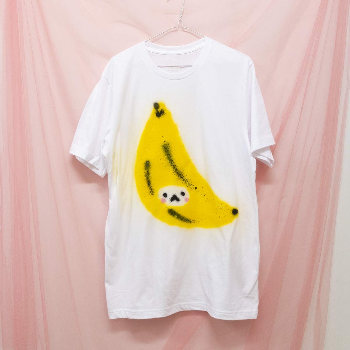 T-shirts fruits mystères peinturés en aérosol