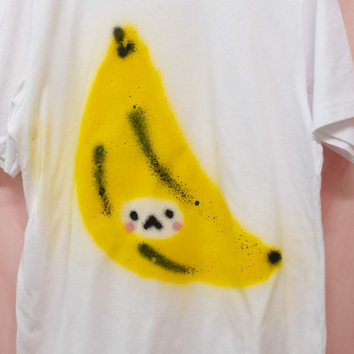 T-shirts fruits mystères peinturés en aérosol