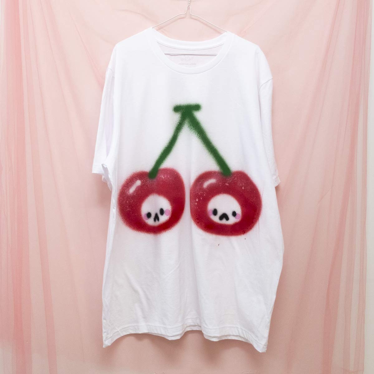 T-shirts fruits mystères peinturés en aérosol