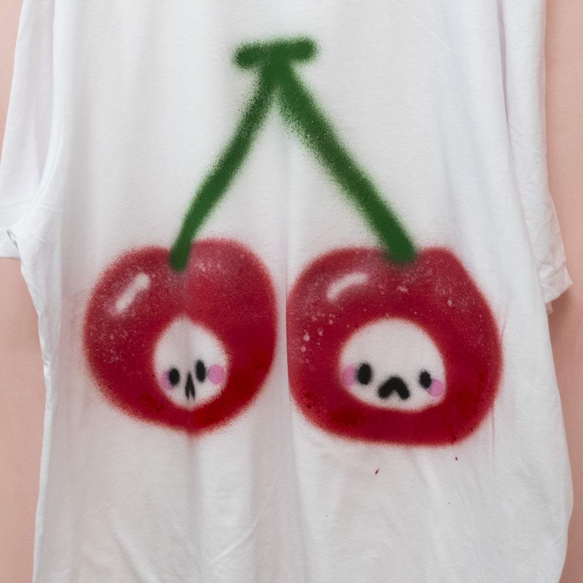 T-shirts fruits mystères peinturés en aérosol