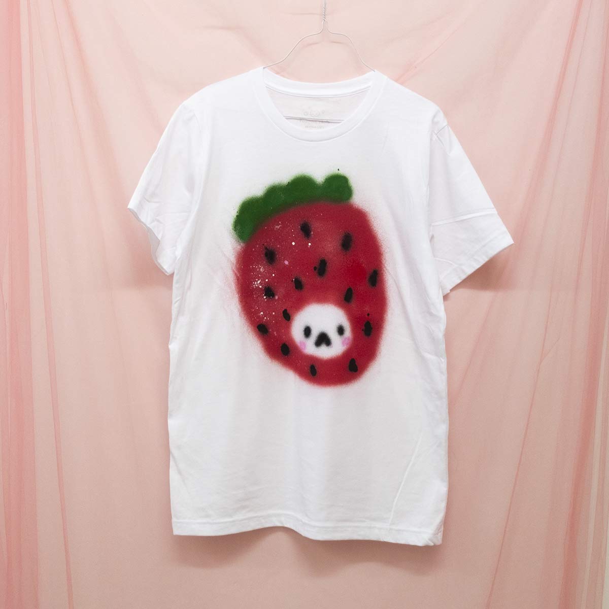 T-shirts fruits mystères peinturés en aérosol