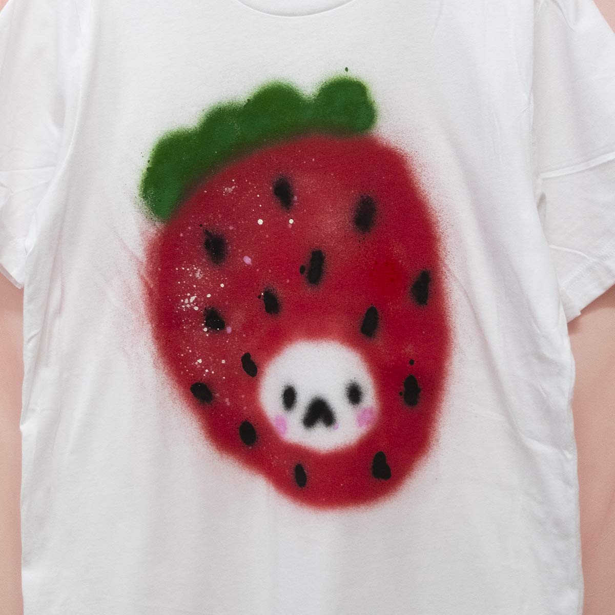 T-shirts fruits mystères peinturés en aérosol