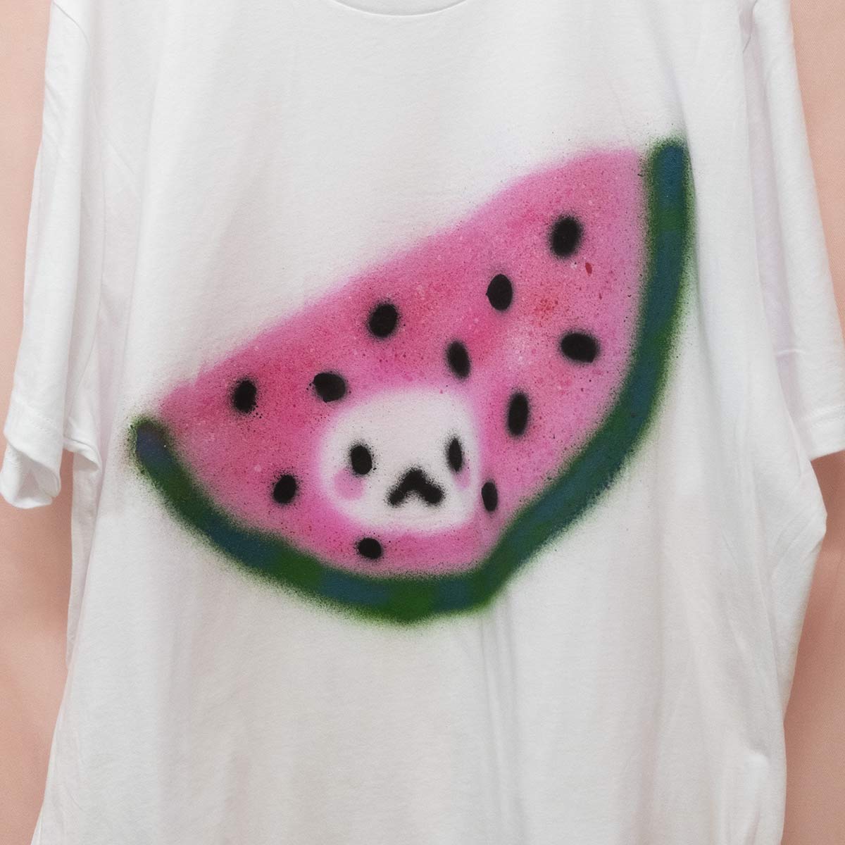 T-shirts fruits mystères peinturés en aérosol