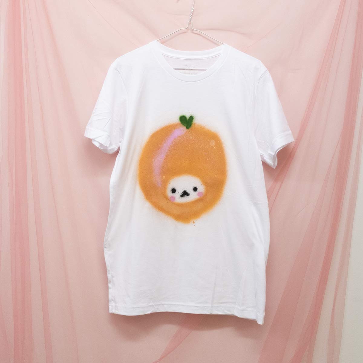 T-shirts fruits mystères peinturés en aérosol