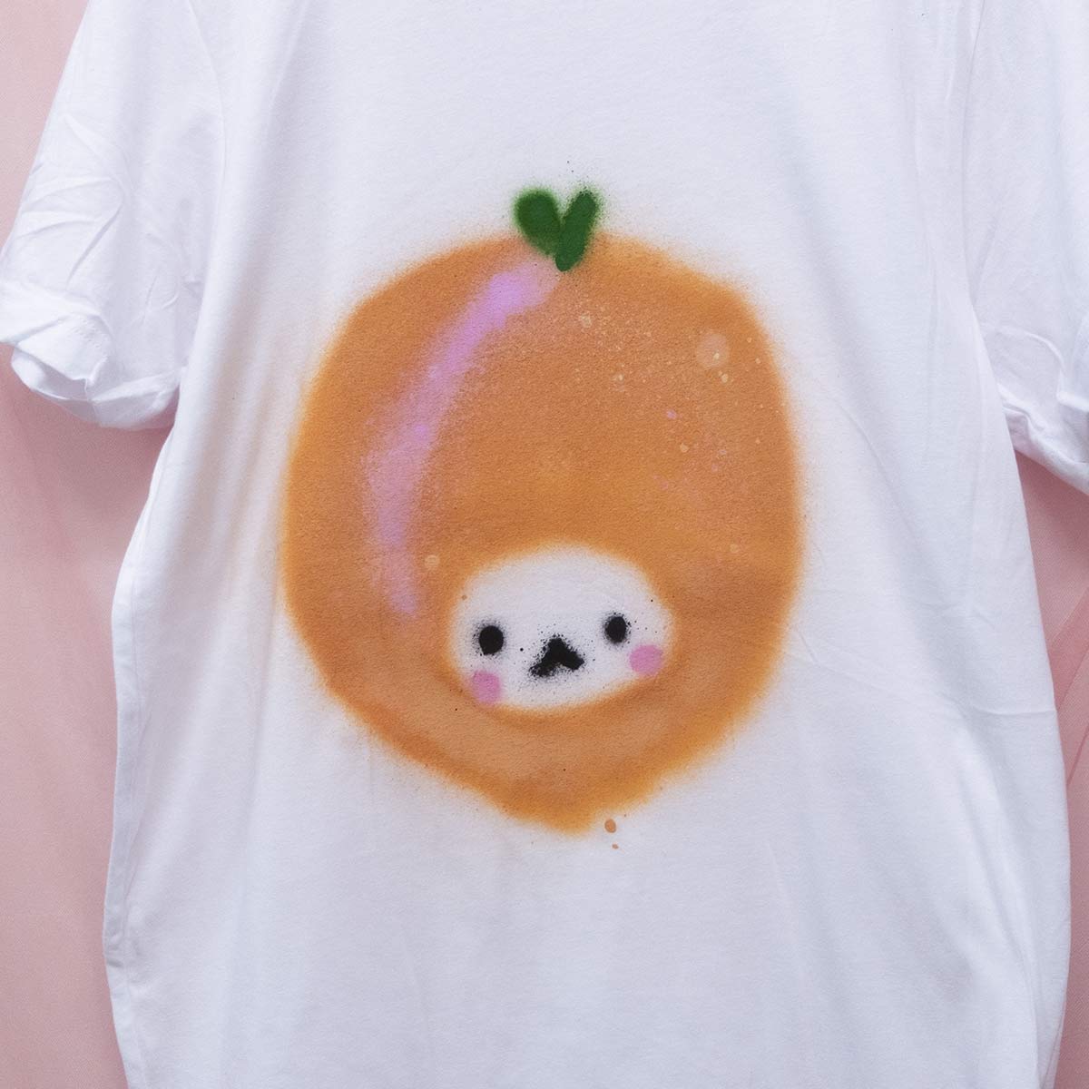 T-shirts fruits mystères peinturés en aérosol