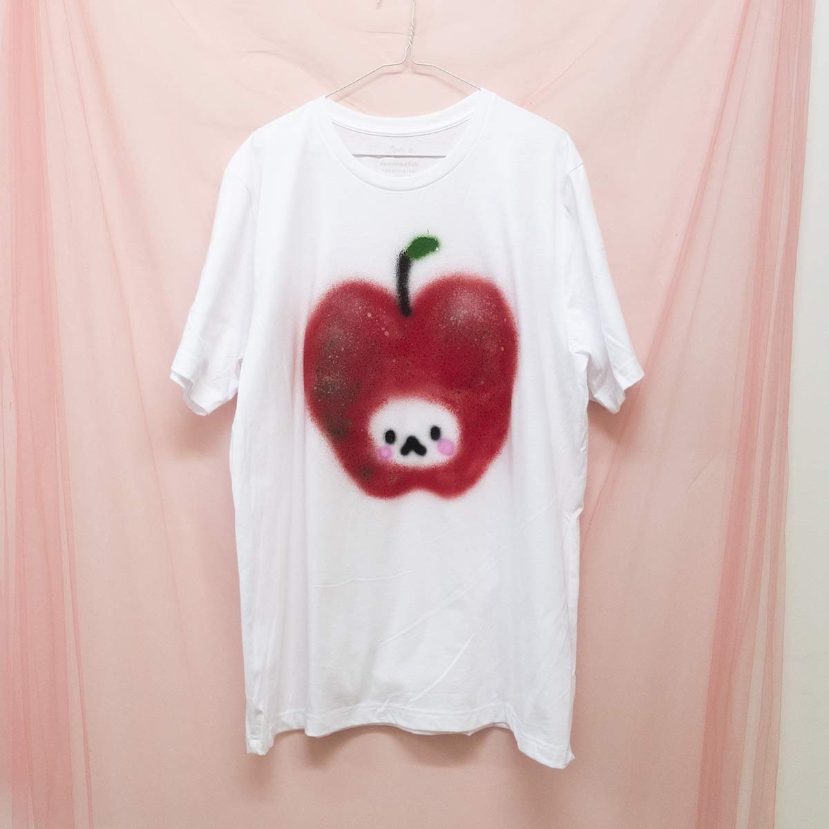 T-shirts fruits mystères peinturés en aérosol