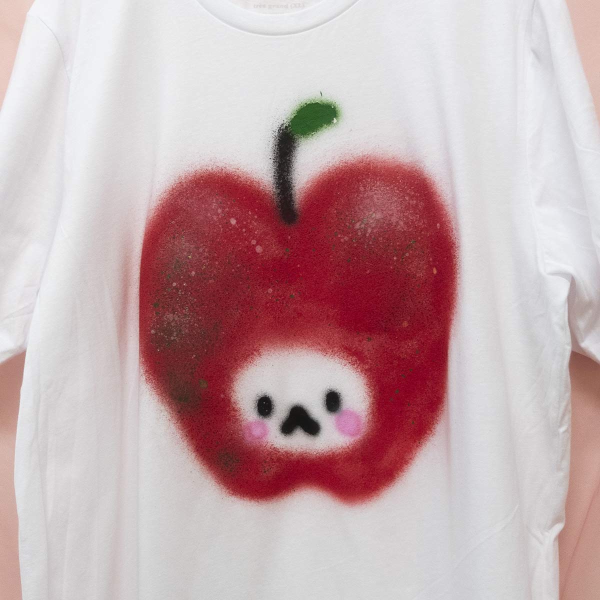 T-shirts fruits mystères peinturés en aérosol