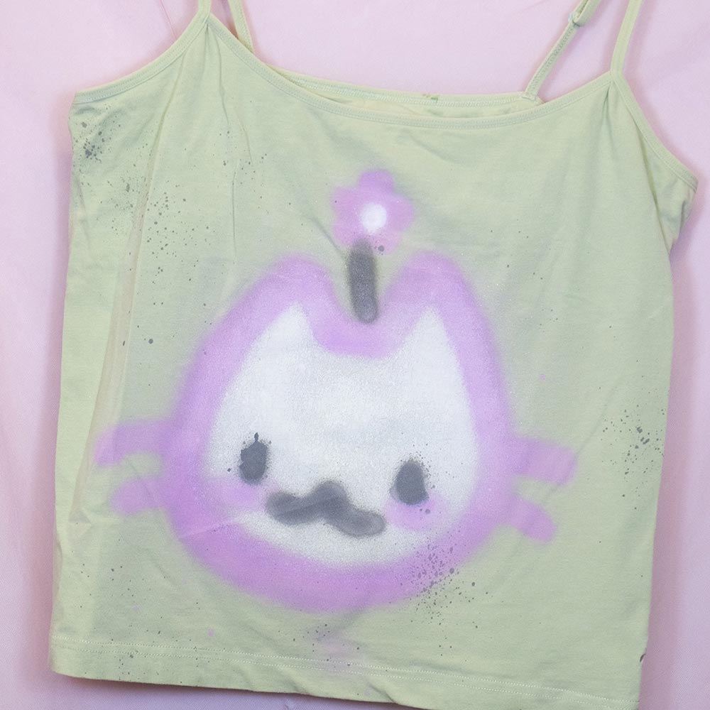 Camisole upcyclée "Chat avec fleur sur le coco" verte