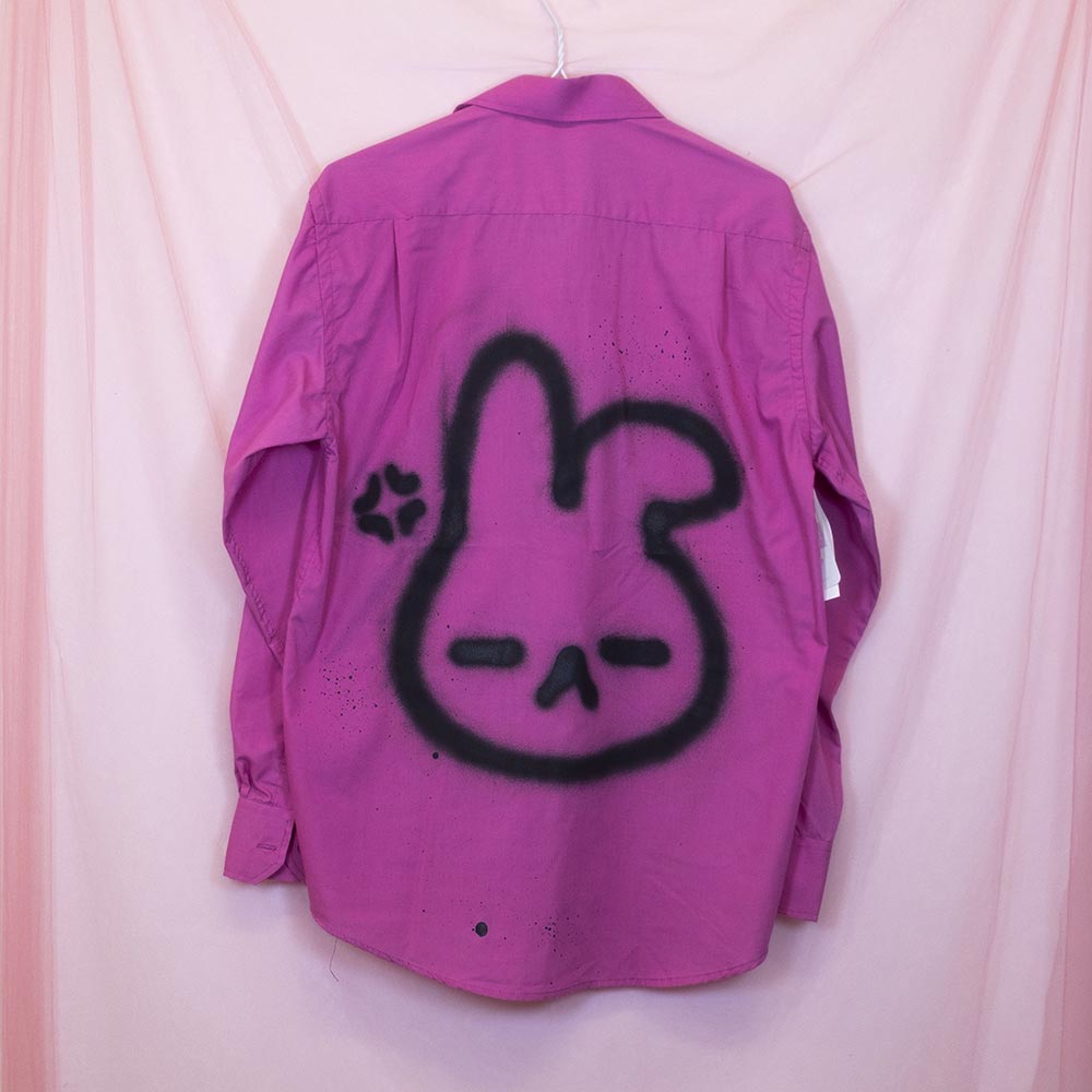Chemise upcyclée "Lapin annoyed" rose