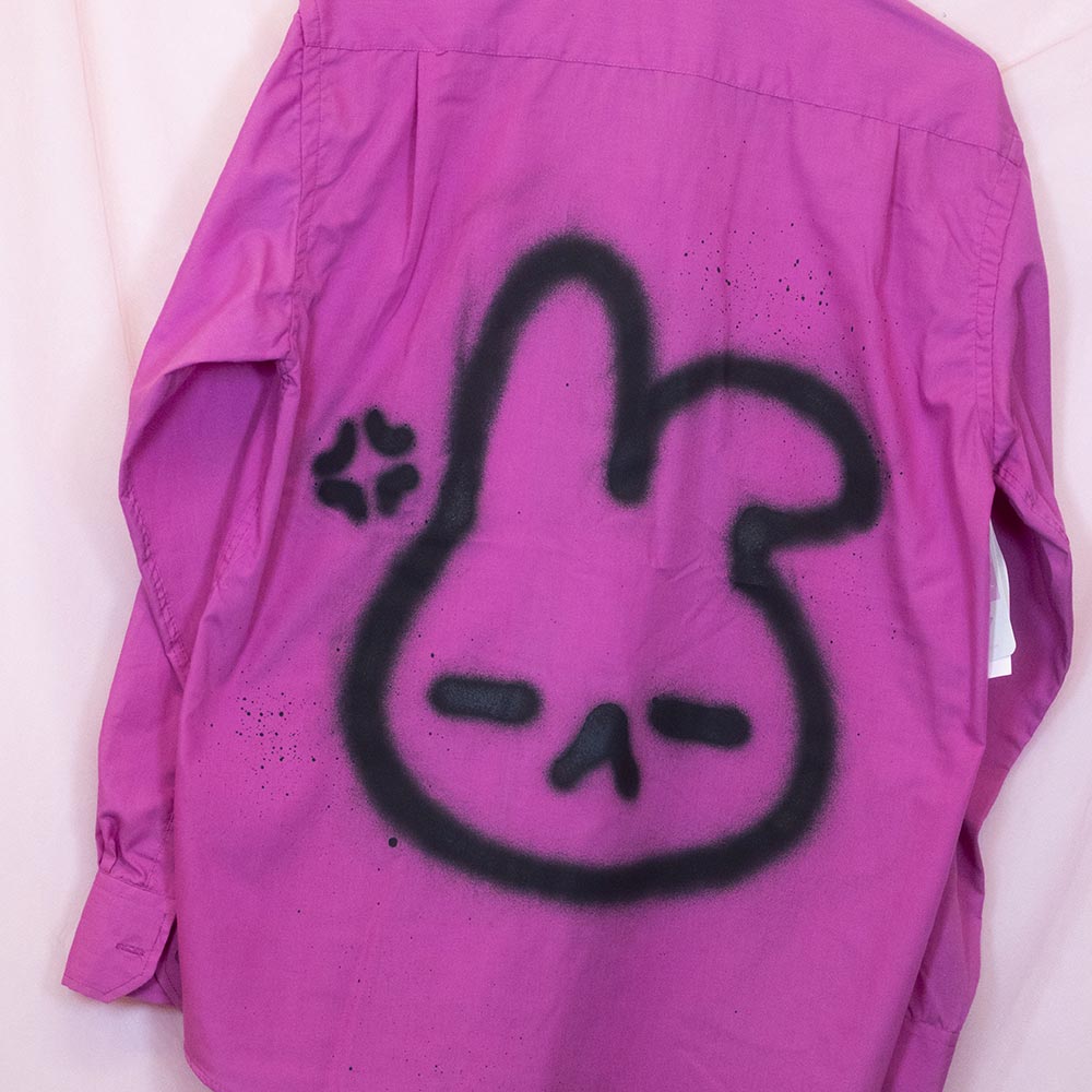 Chemise upcyclée "Lapin annoyed" rose