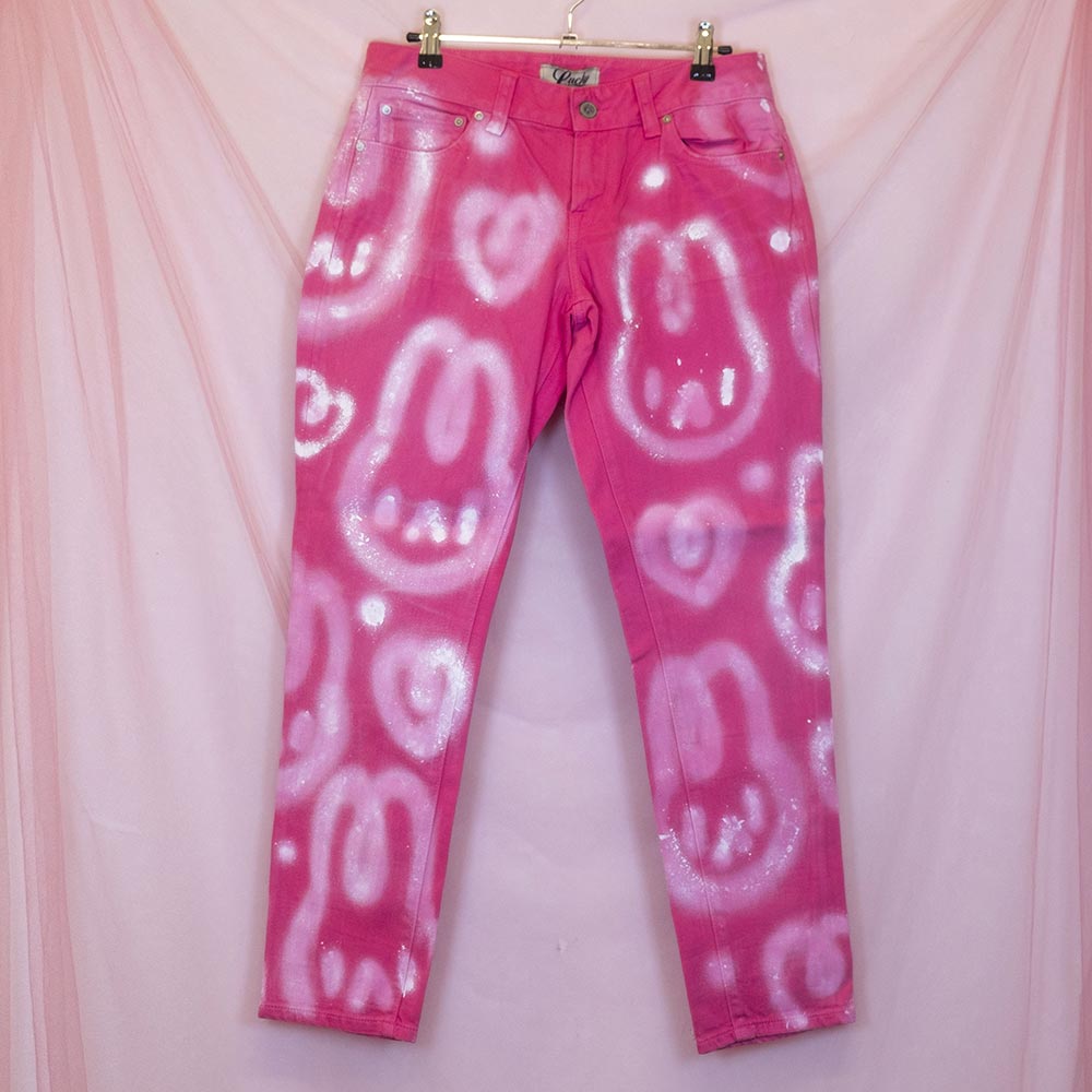 Jeans roses upcyclés "lapins infinis"