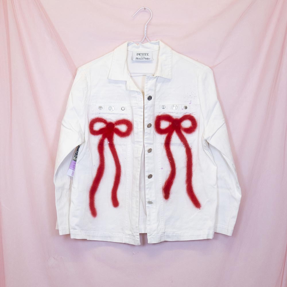 Jean jacket upcyclé blanc "Chat avec boucles"