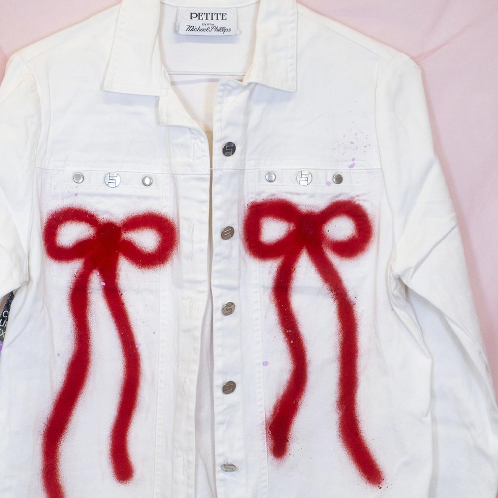 Jean jacket upcyclé blanc "Chat avec boucles"