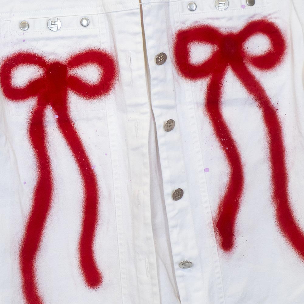 Jean jacket upcyclé blanc "Chat avec boucles"