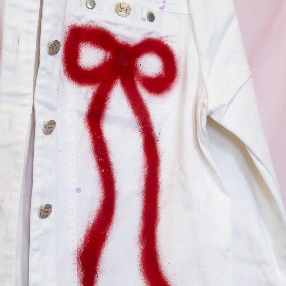 Jean jacket upcyclé blanc "Chat avec boucles"