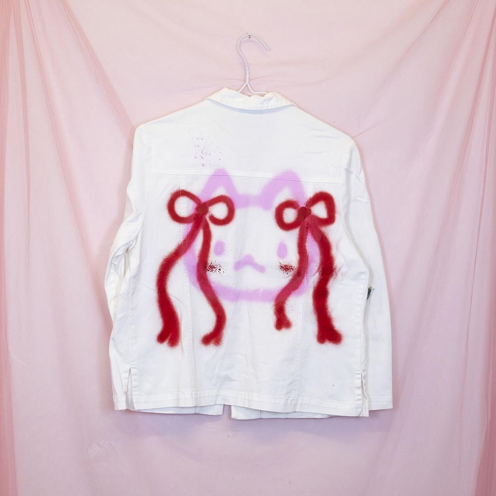 Jean jacket upcyclé blanc "Chat avec boucles"