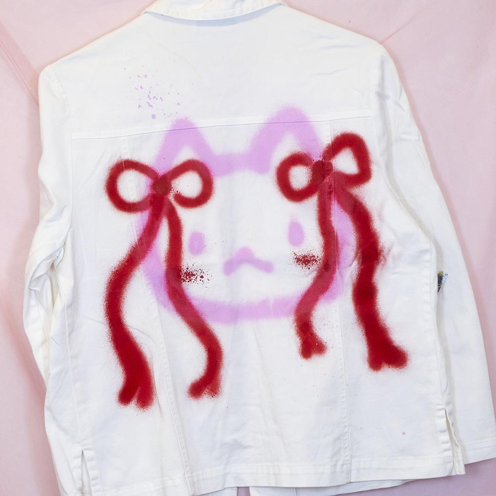 Jean jacket upcyclé blanc "Chat avec boucles"