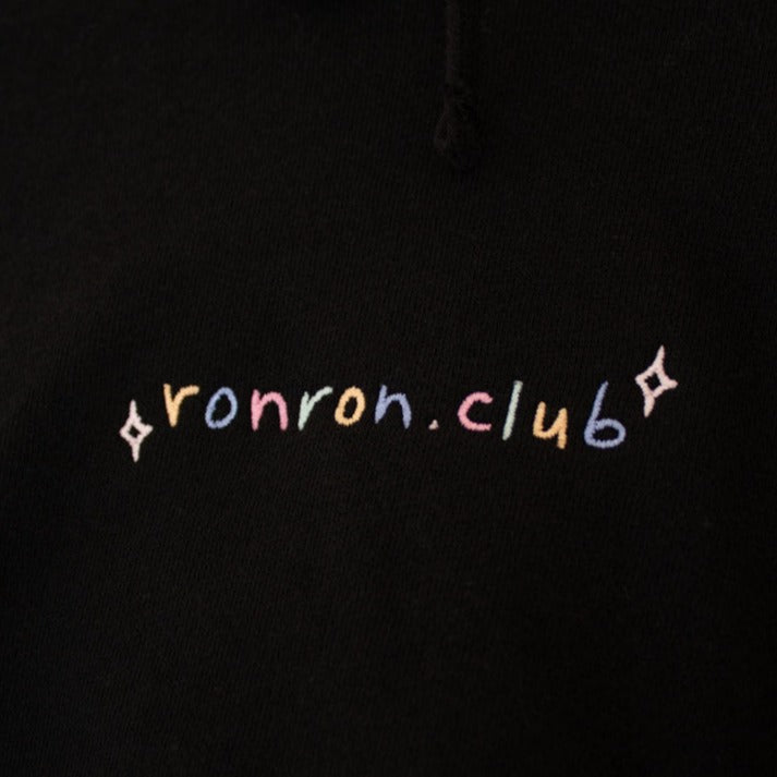 Broderie du mot Ronron.club multicolore pastel