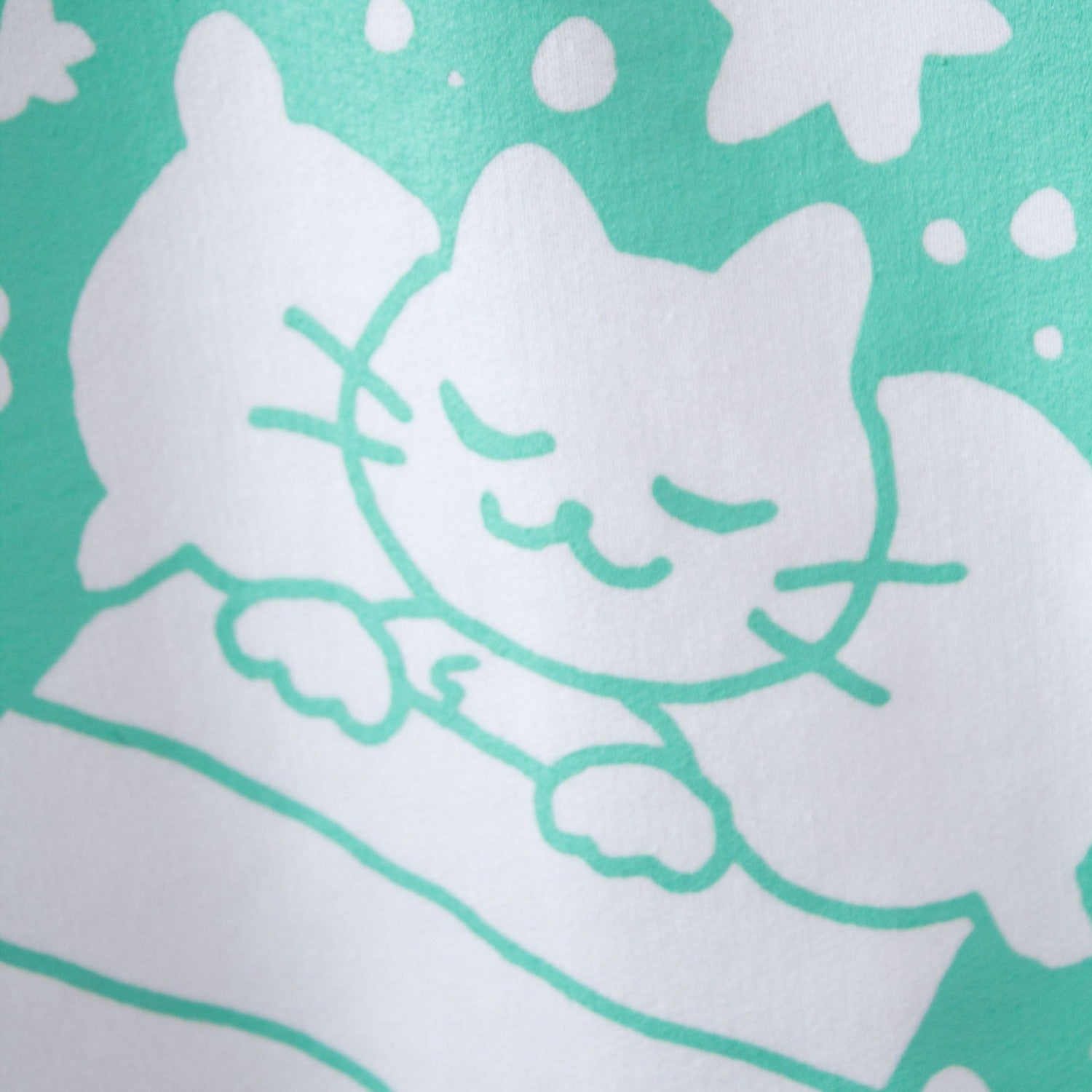 imprimé turquoise d'un chat qui dors dans un lit avec des étoiles