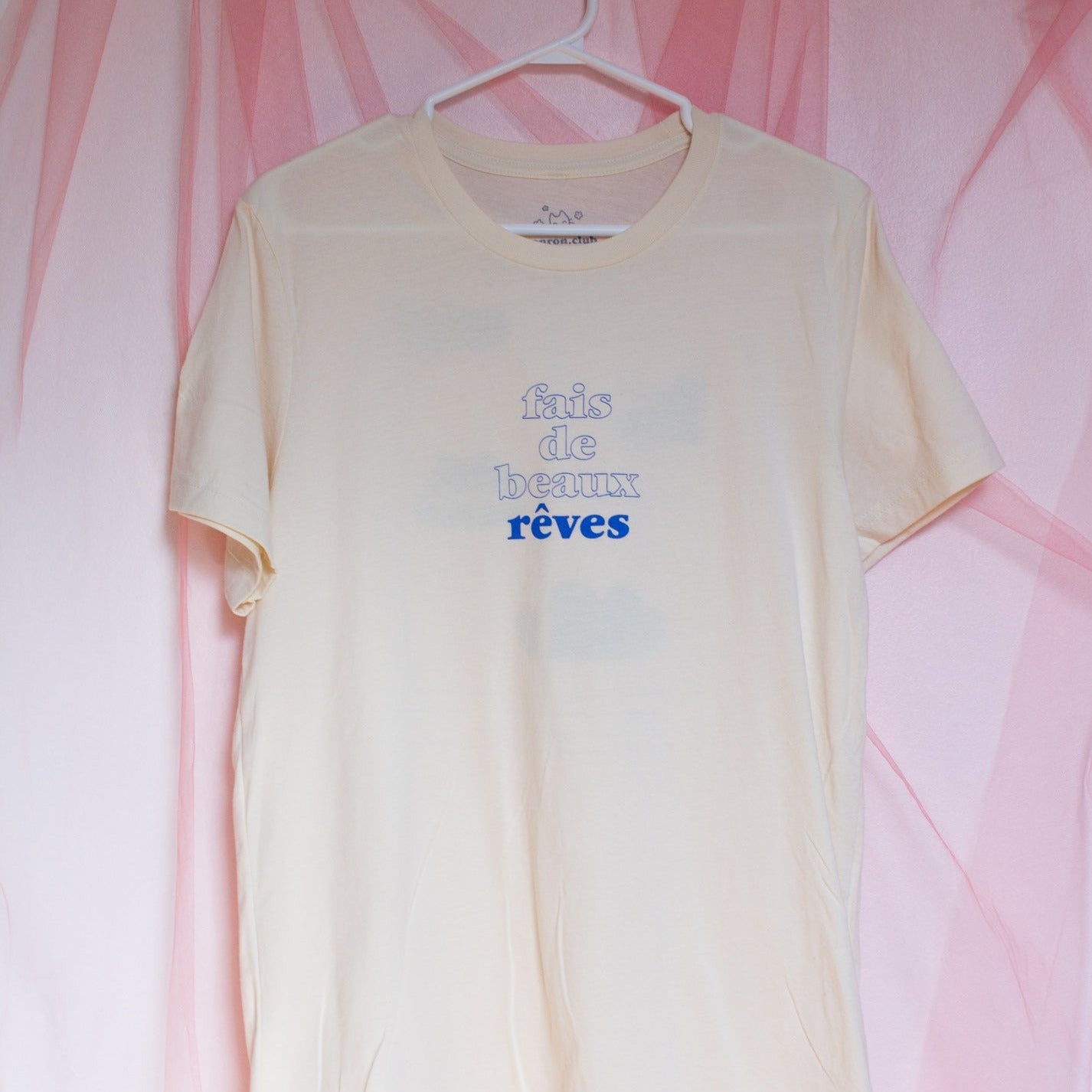 Photo du t-shirt Fais de Beaux Rêves beige avec imprimé bleu
