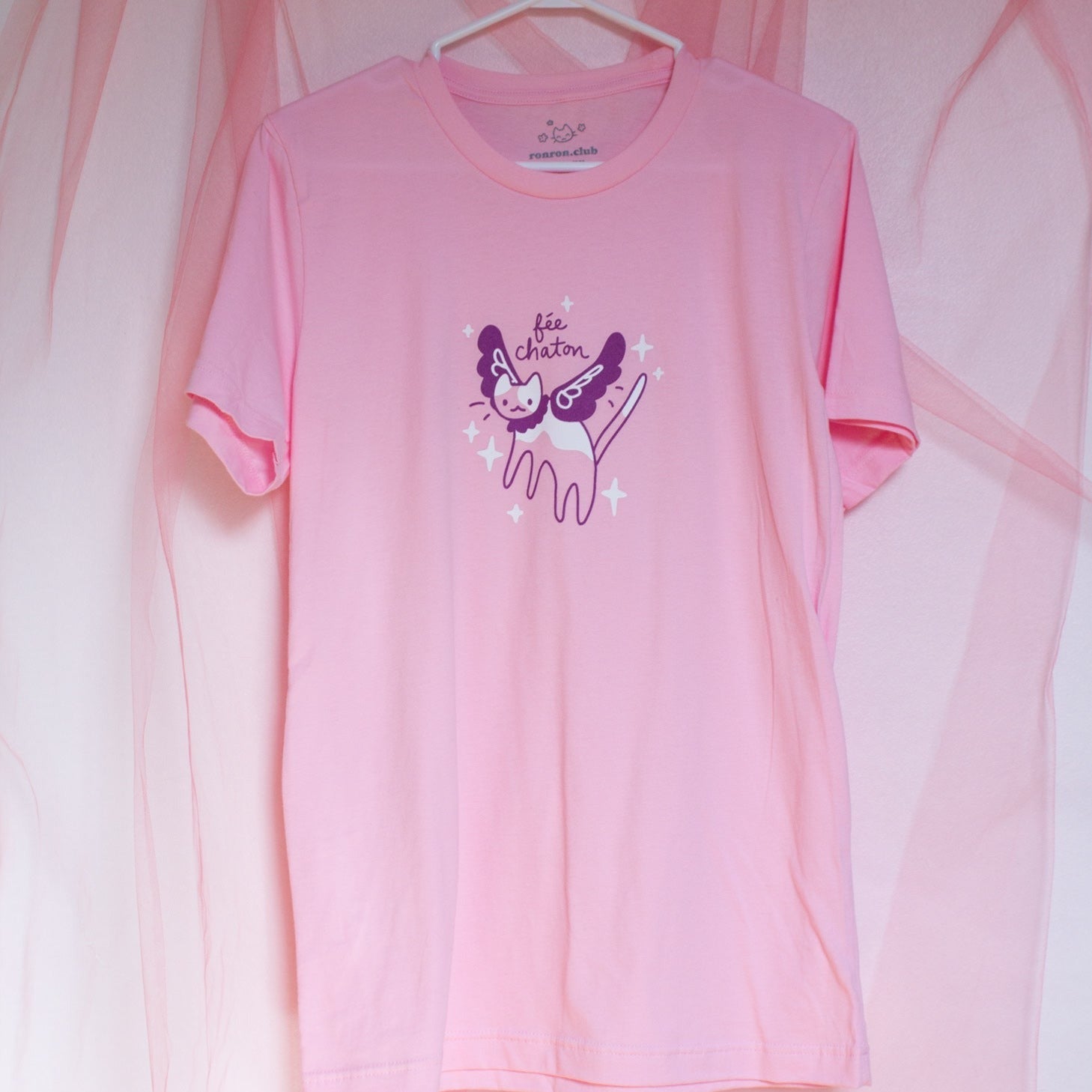 Photo du t-shirt rose "Fée Chaton" avec un imprimé d'un chat avec des ailes